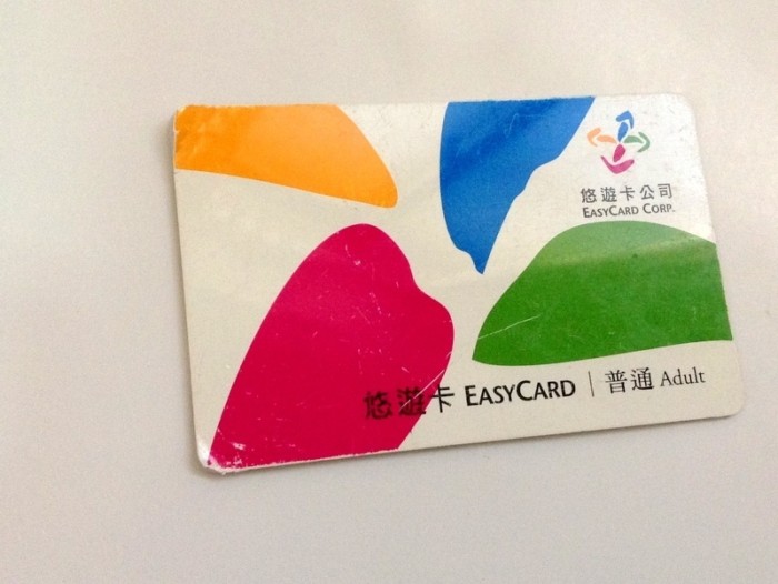 悠遊カード（悠遊卡）とは。桃園空港での買い方も！台湾地下鉄やバスにコンビニに便利なICカード！ | 台湾観光おすすめ現地情報のブログ｜鶴長あき